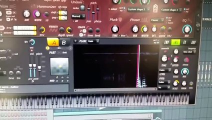 Il fait un bruit avec son doigt sur la vitre et réalise un tube de musique génial !
