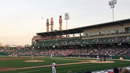 OVNI (sonda) em jogo Indianapolis Indians baseball CÂMERA LENTA