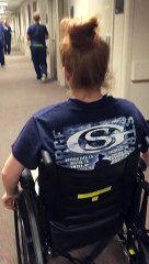 Une jeune paraplégique fait une ENORME surprise à une infirmière !