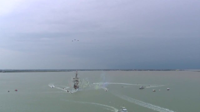 Survol de la frégate « l’Hermione » par l’escadron de chasse 02.004 « La Fayette »