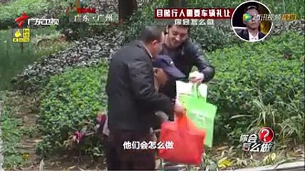 شابان سوريان يساعدان رجل مسن عاجز في الصين وكاميرات المراقبة تقوم بتسجيل تفاصيل المساعدة و يصبح المقطع الشغل الشاغل للوكالات الاخبارية في الصين .