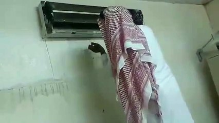 سمع صوتاً غريباً داخل مكيف مكتبه، فقرر فتحه وكانت المفاجأة...؟!