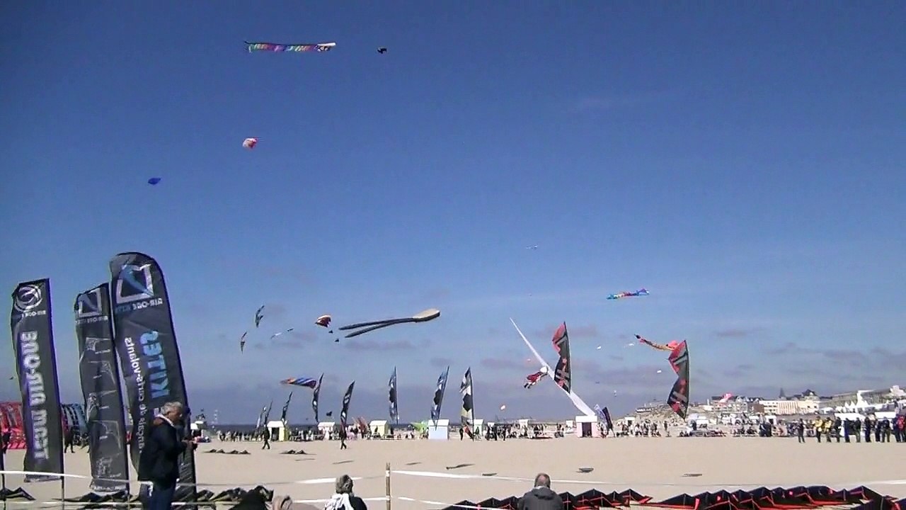 Figures de cerfs-volants sur la plage de Berck