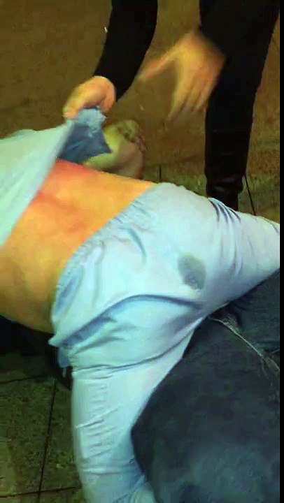 Il se fait caca dessus en se battant