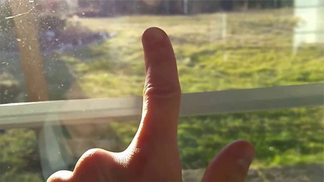 Il crée une musique électro avec un bruit de vitre