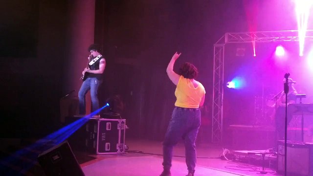 Palco de colégio cai durante show e fere estudantes em Indiana