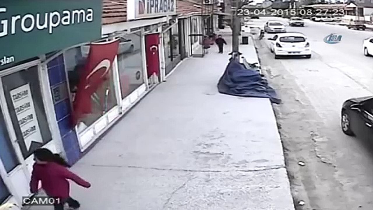 Türk bayrağını öpen Eskişehirli çocuk