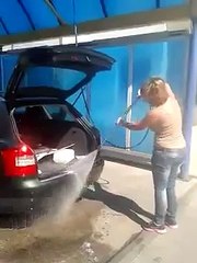 Une débile lave sa voiture.... FAIL!