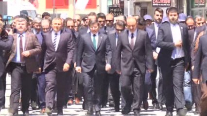 Davutoğlu, Bedesten Çarşısı'nda Esnafları Ziyaret Etti