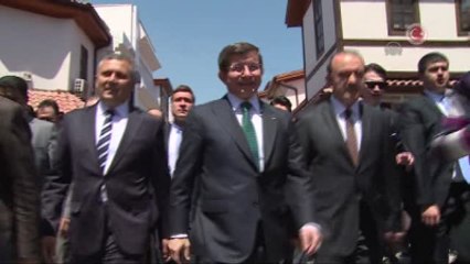 Davutoğlu, Tarihi Bedesten Çarşısı'nda Esnafları Ziyaret Etti