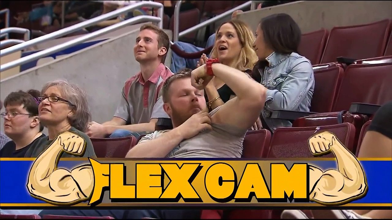 Un mec se fait humilier à la flex cam par une fille plus musclée que lui!