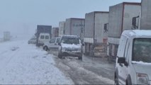 Ağrı-İran Karayolu Kar Yağışı ve Tipi Nedeniyle Ulaşıma Kapandı