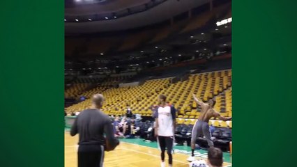 Esse sabe! LeBron faz cesta do outro lado da quadra