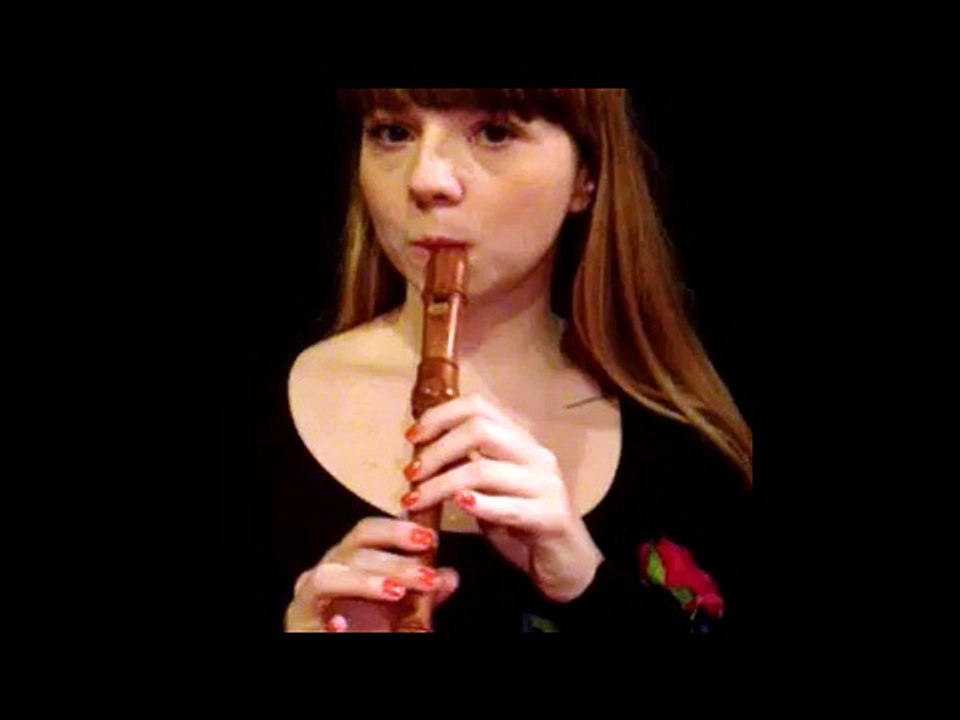 Luce joue de la flûte