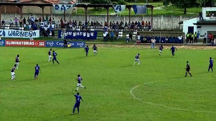 Bolivie - En colère, l'entraineur pousse un joueur en touche