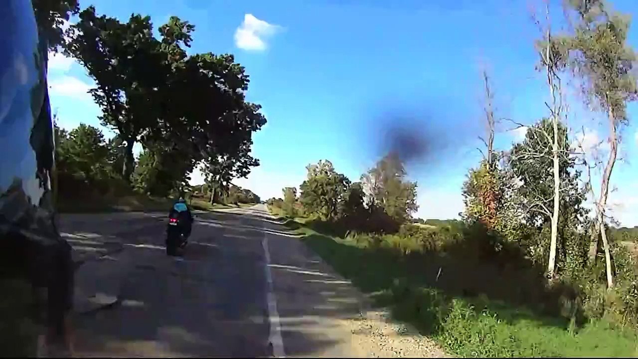 Girl blows by fz-09 on Gsxr600, Yamaha(mt-09) Suzuki motorcycles