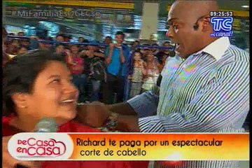 De Casa En Casa - Richard corta el cabello a las mujeres en el Terminal Terrestre