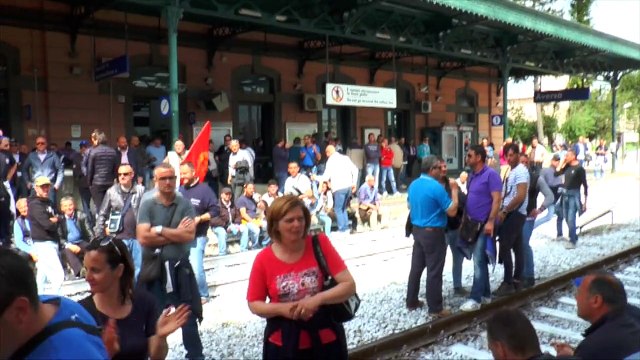 Aversa (CE) - Whirlpool-Indesit, invasione dei binari della stazione di Aversa (24.04.15)
