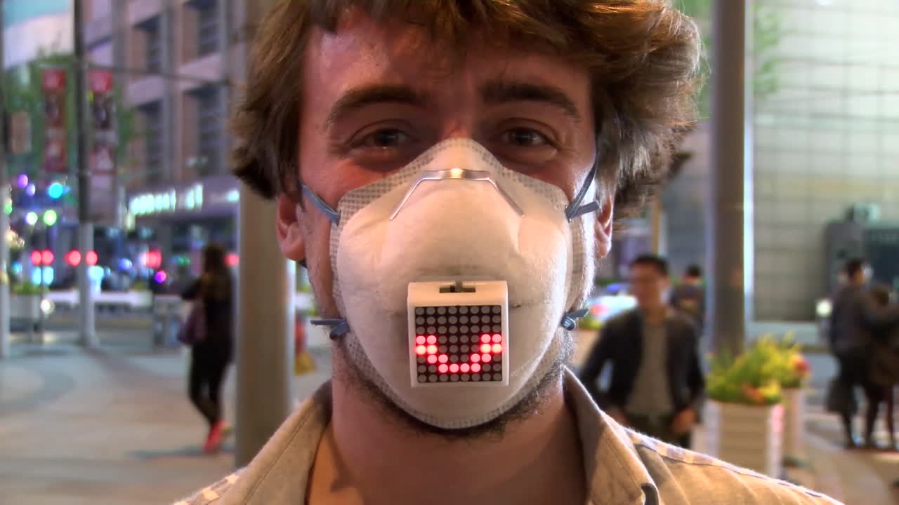 China: Designer entwickelt Smog-Maske, die Emotionen anzeigt