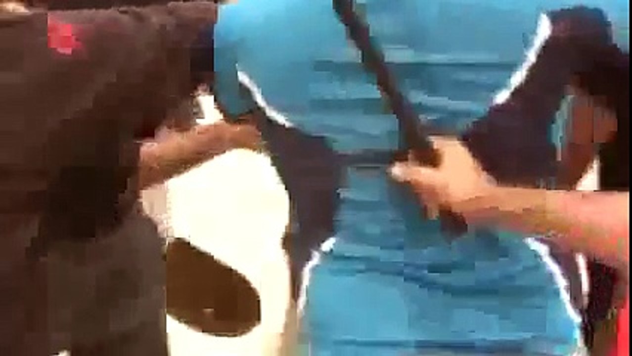 Sectarian Shiites beating a British man in Iraq شيعة يضربون بريطاني