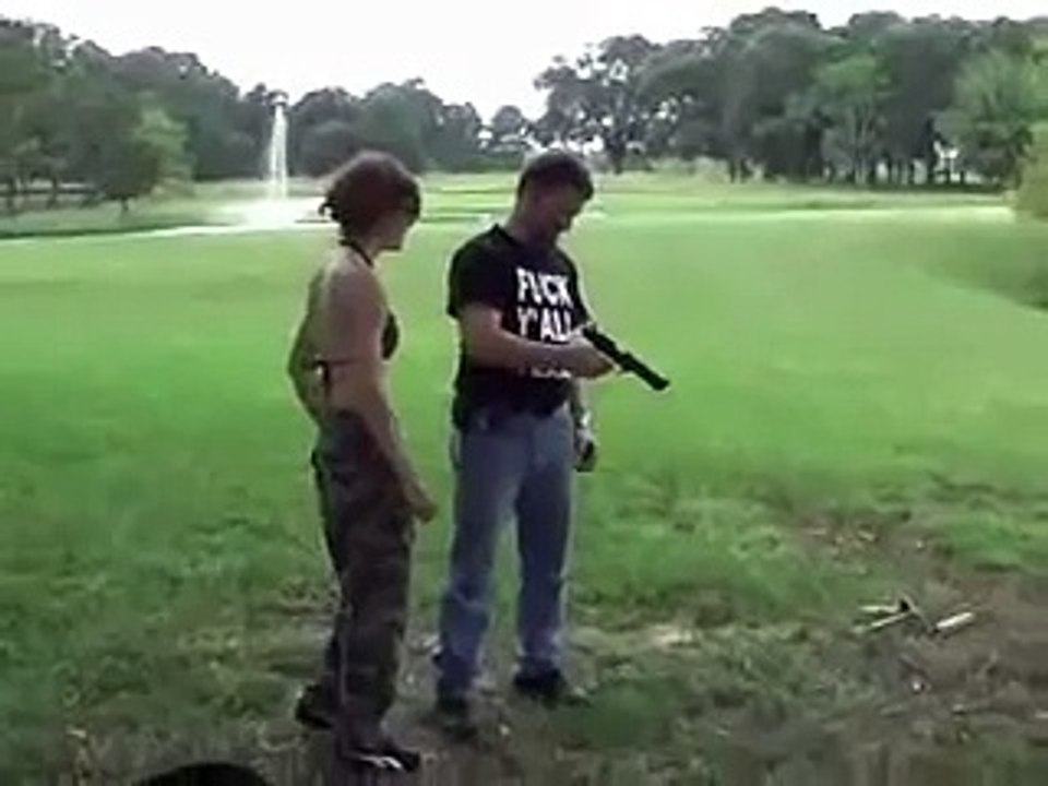 mujer estupida casi se mata de un tiro en la cabeza