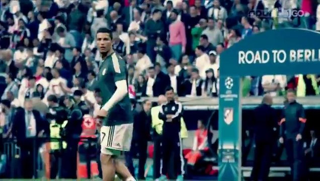 Cristiano ronaldo donne son T-shirt à un gamin qui s'est pris son ballon en peine tête