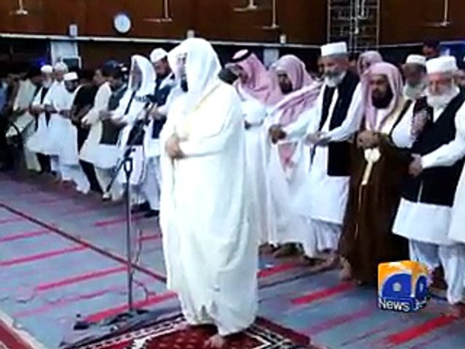 Lahore- Imam-e-Kaaba led fajr prayers-25 Apr 2015_low