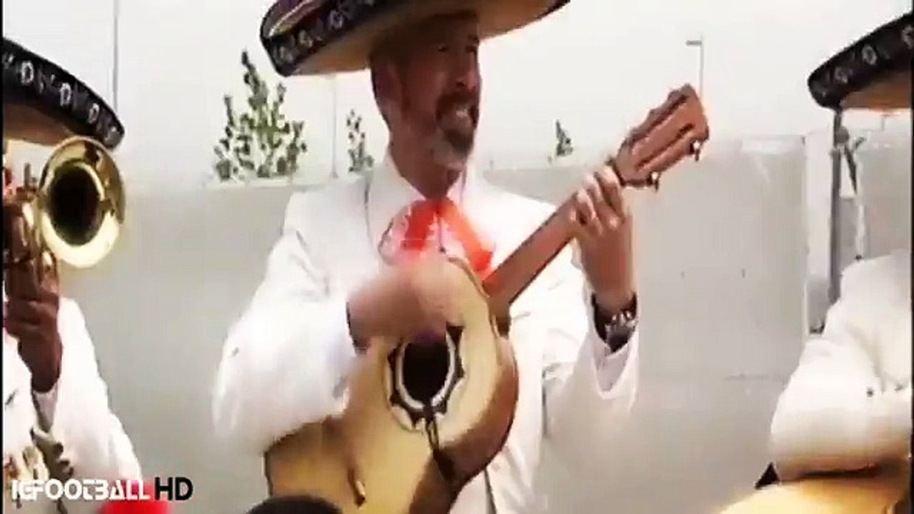 Real Madrid: Mariachis le cantan al Chicharito Hernández (VIDEO)