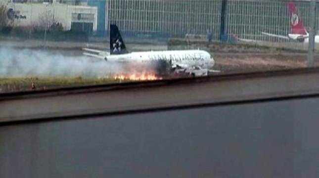 Uçağın Motoru Havada Alev Aldı,atatürk Havalimanı'na Acil İniş Yaptı