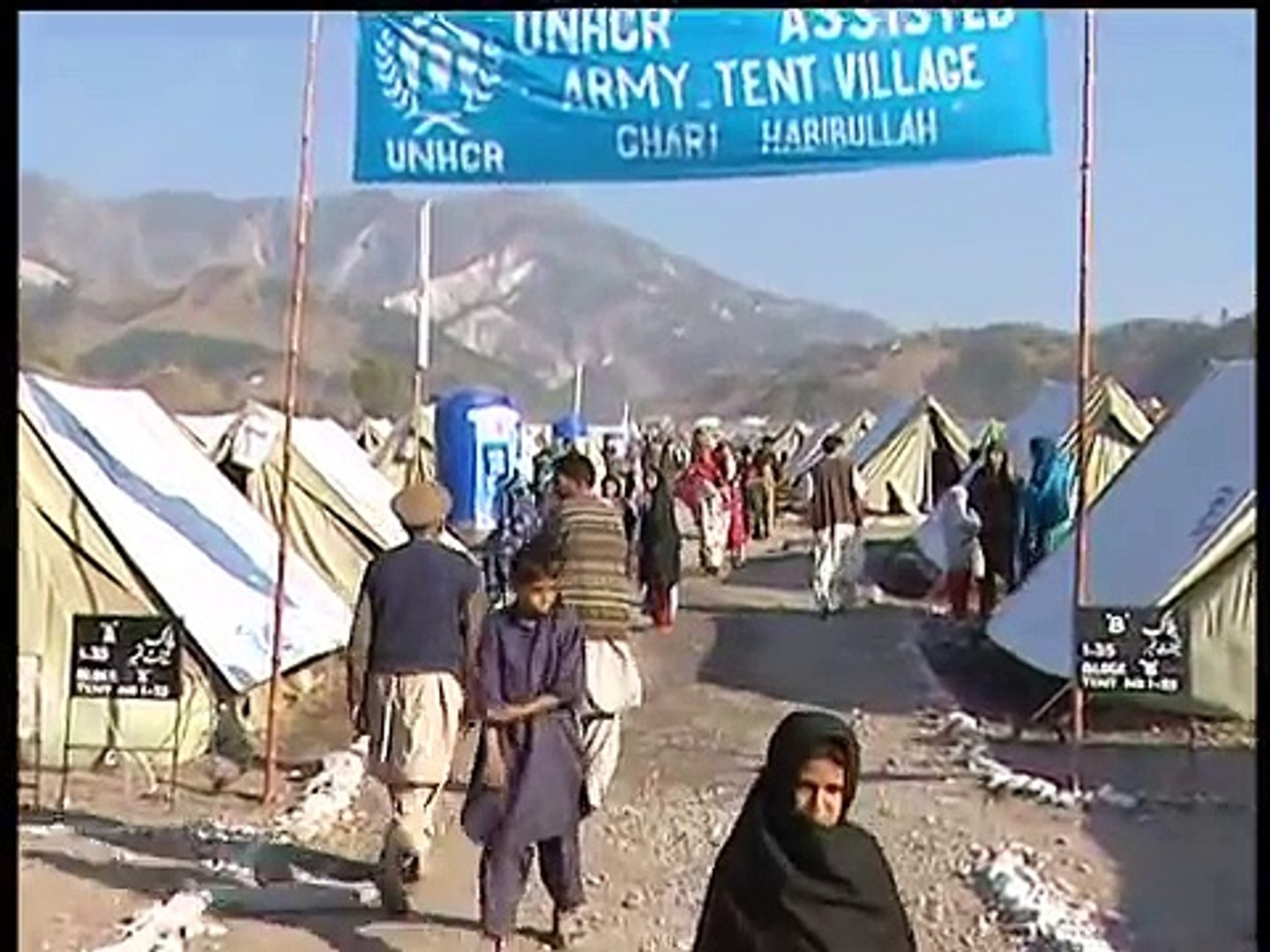 ⁣Pakistan: Angelina Jolie Visits Earthquake Survivors