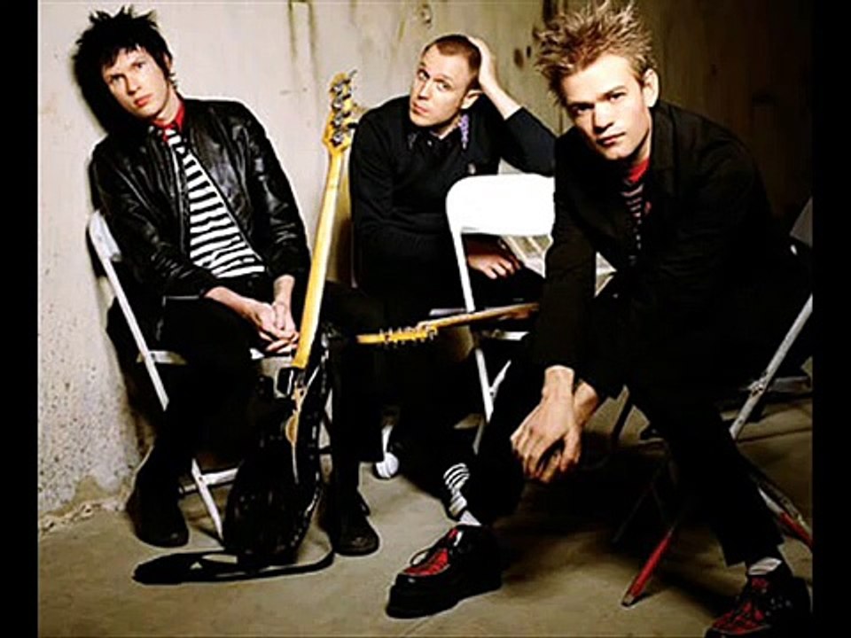Sum 41 - Pieces (Lyrics)