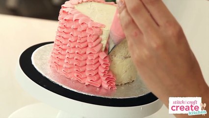 How to pipe buttercream ruffles | Cake Craft Made Easy