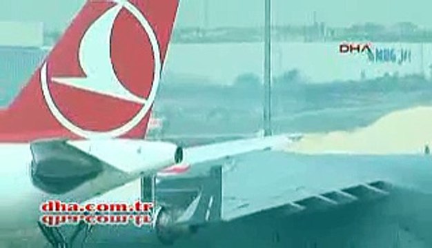 Uçağın motoru havada alev aldı