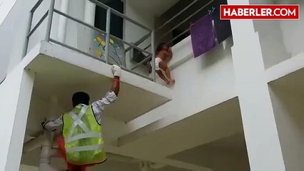 iPad'ini Almaya Çalışan Küçük Kızın, Balkondaki Demire Kafası Sıkıştı