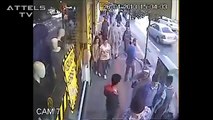 Trois garçons attaquent un autre dans la rue