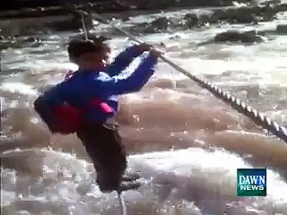 کشمیر- بچے زندگی خطرے میں ڈال کر اسکول جانے پر مجبور