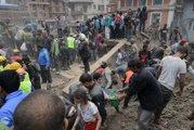 La difficile recherche des survivants dans les décombres de Katmandou