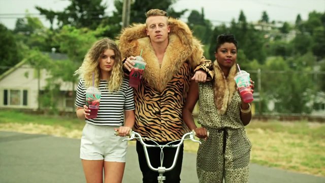 DJ Earworm Mashup - United State of Pop 2013 (Living the Fantasy)