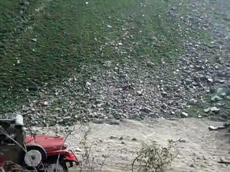 Dangerous Road, Pakistani Jeep Drivers Facing Death at every turn across mountain
