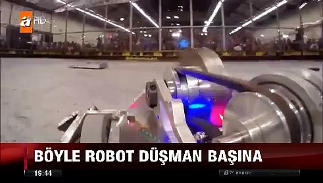 Robot savaşında iki robota karşı savaşan robot rakibini ring dışına böyle fırlattı