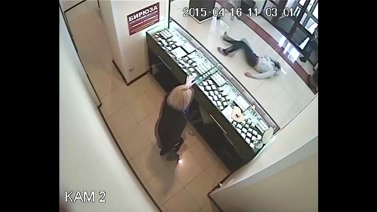 Russie : un braqueur de bijouterie se fait sécher par un client !