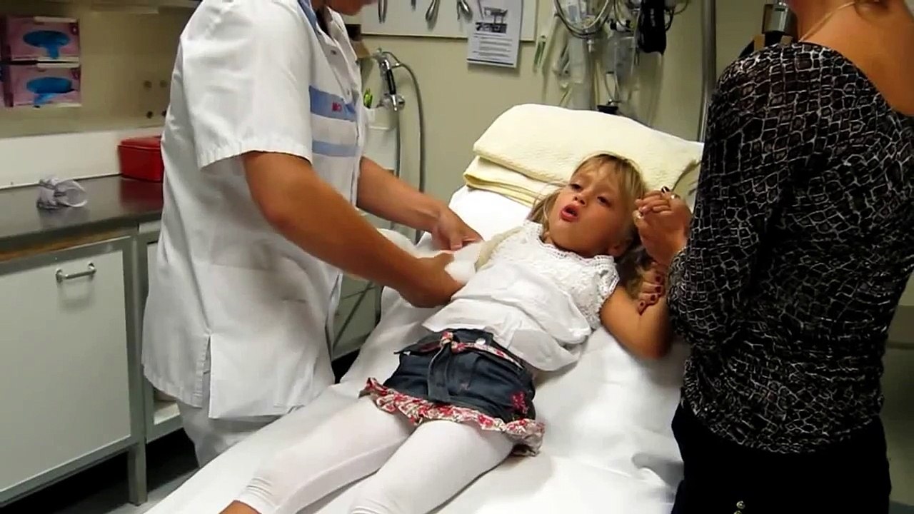 Mare krijgt gips om haar gebroken arm