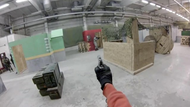 Joueur d'airsoft au pistolet en Russie (POV)