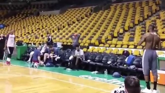 Le panier à une main de LeBron James à l'entraînement