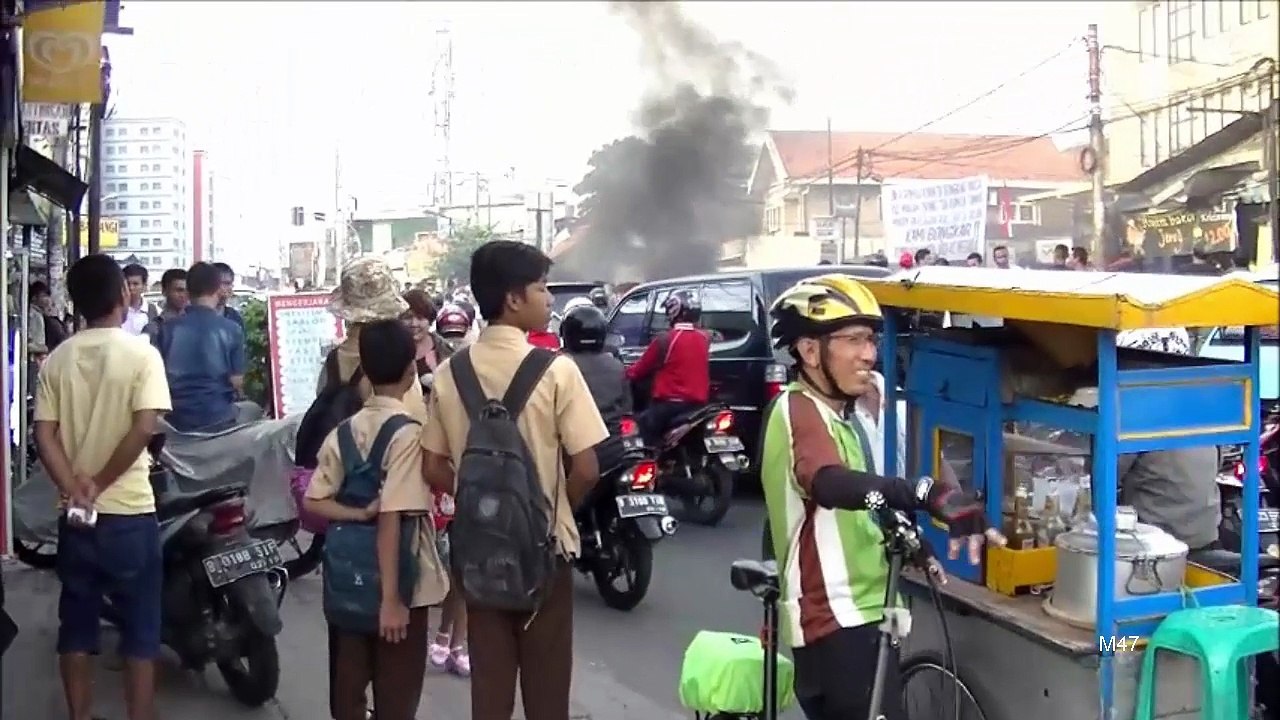 Demo Bakar Ban di Tengah Jalan