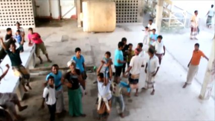 نزوح الأسر في عدن تحت ضغط قصف مليشيا الحوثي