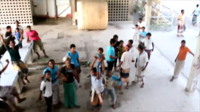 نزوح الأسر في عدن تحت ضغط قصف مليشيا الحوثي