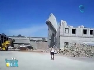 Impactante video, joven graba su propia muerte durante la demolición de un edificio
