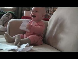 bebe est hysterique quand son papa dechire du papier devant lui