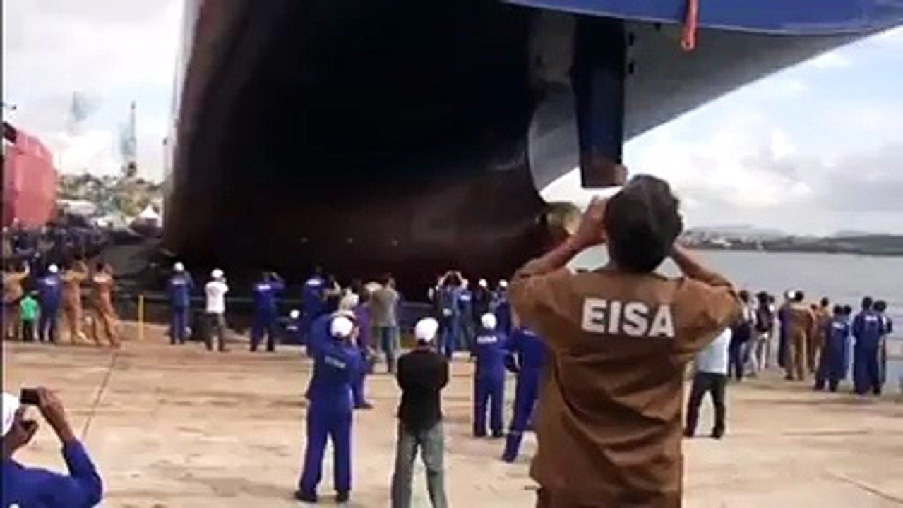 Veja como se coloca um navio no mar.. Interessante.